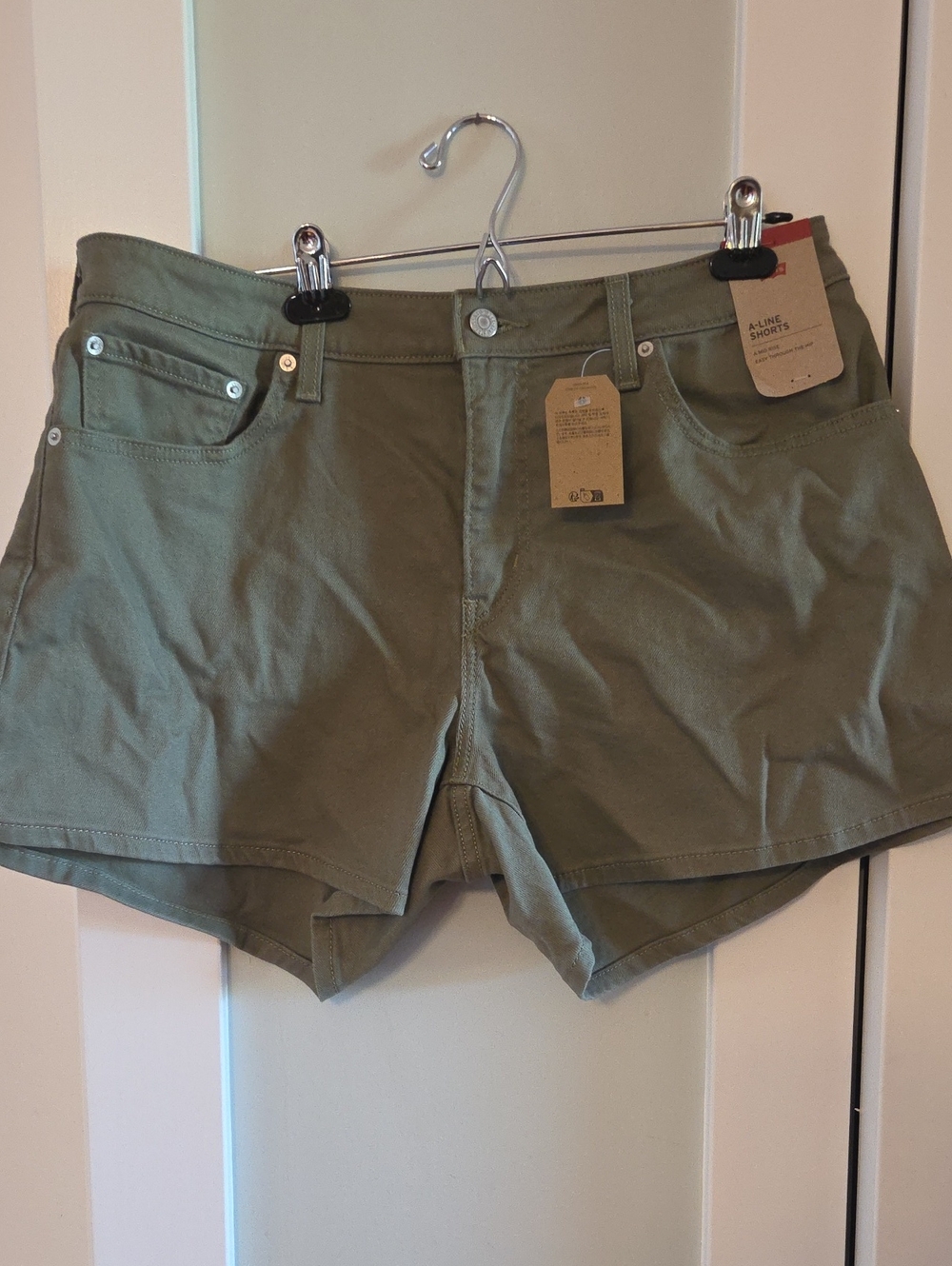 NWT Levis A-Line Shorts in Olive Green - Size 33